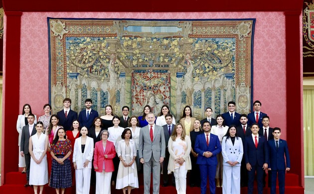 Don Felipe junto a una representación de los participantes en la XX edición del "Programa de Jóvenes líderes Iberoamericanos" de la Fundación Carolina